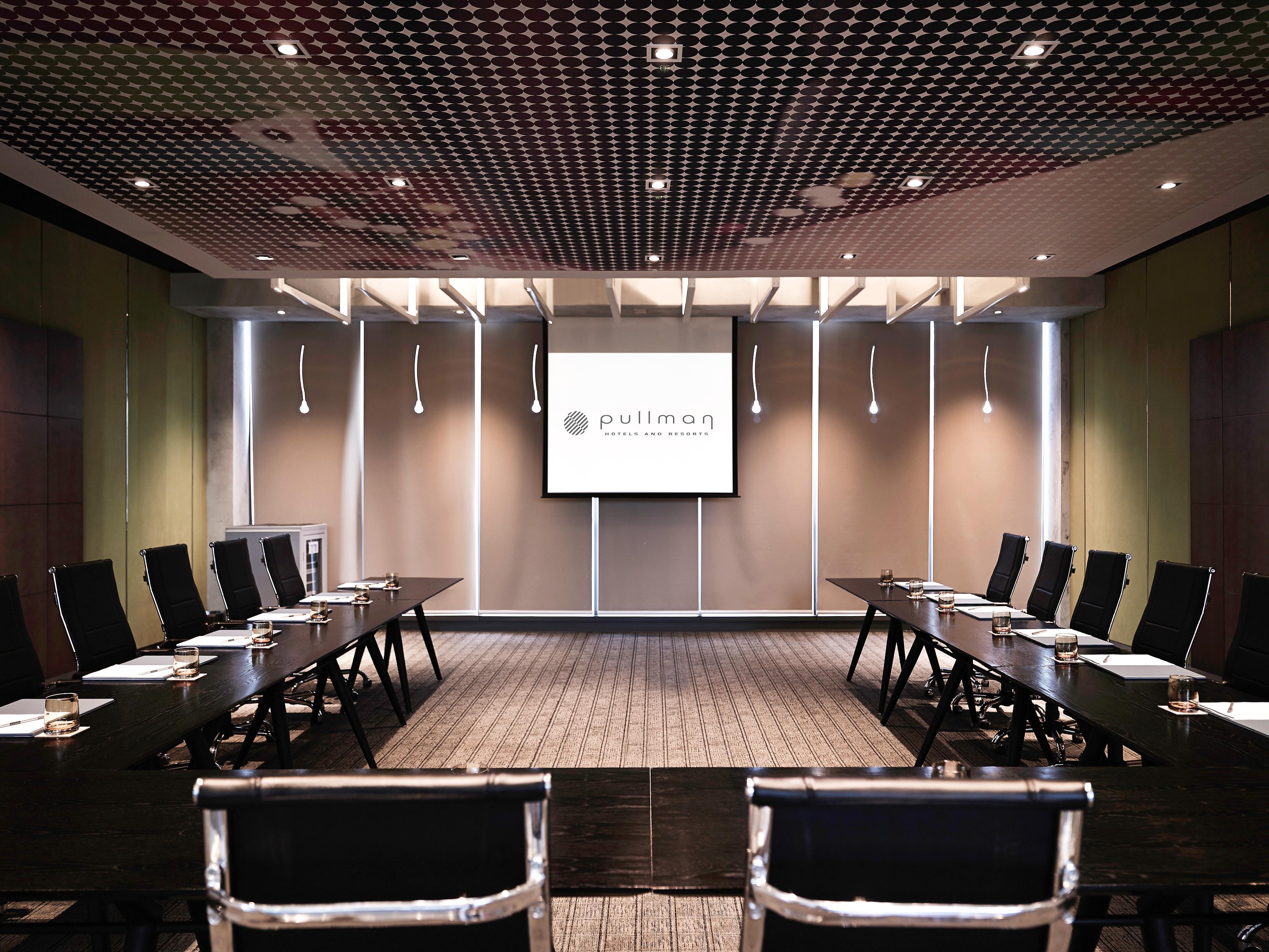 Pullman Jakarta Central Park Zewnętrze zdjęcie A meeting room at the Business School