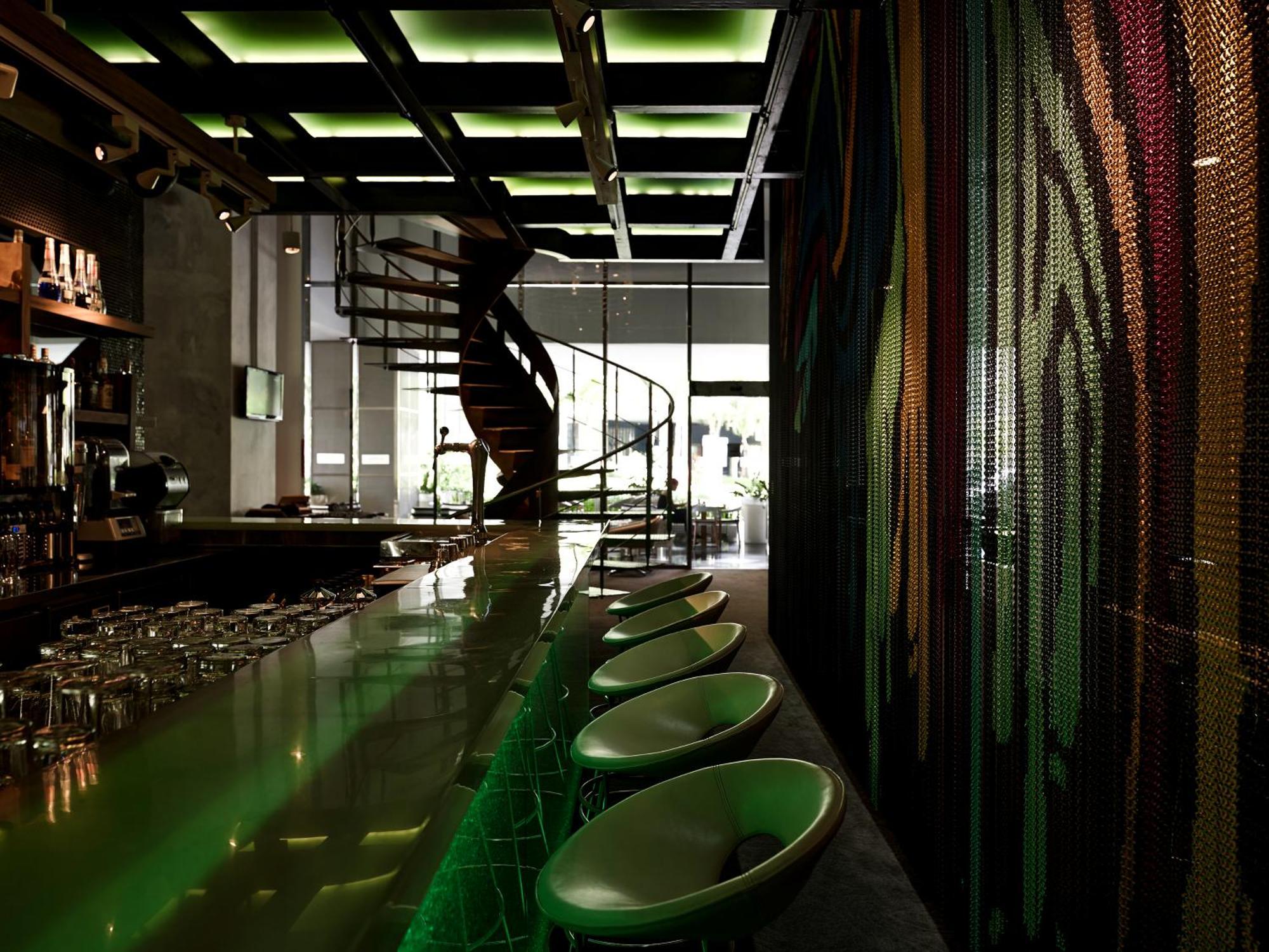 Pullman Jakarta Central Park Zewnętrze zdjęcie Interior of the bar