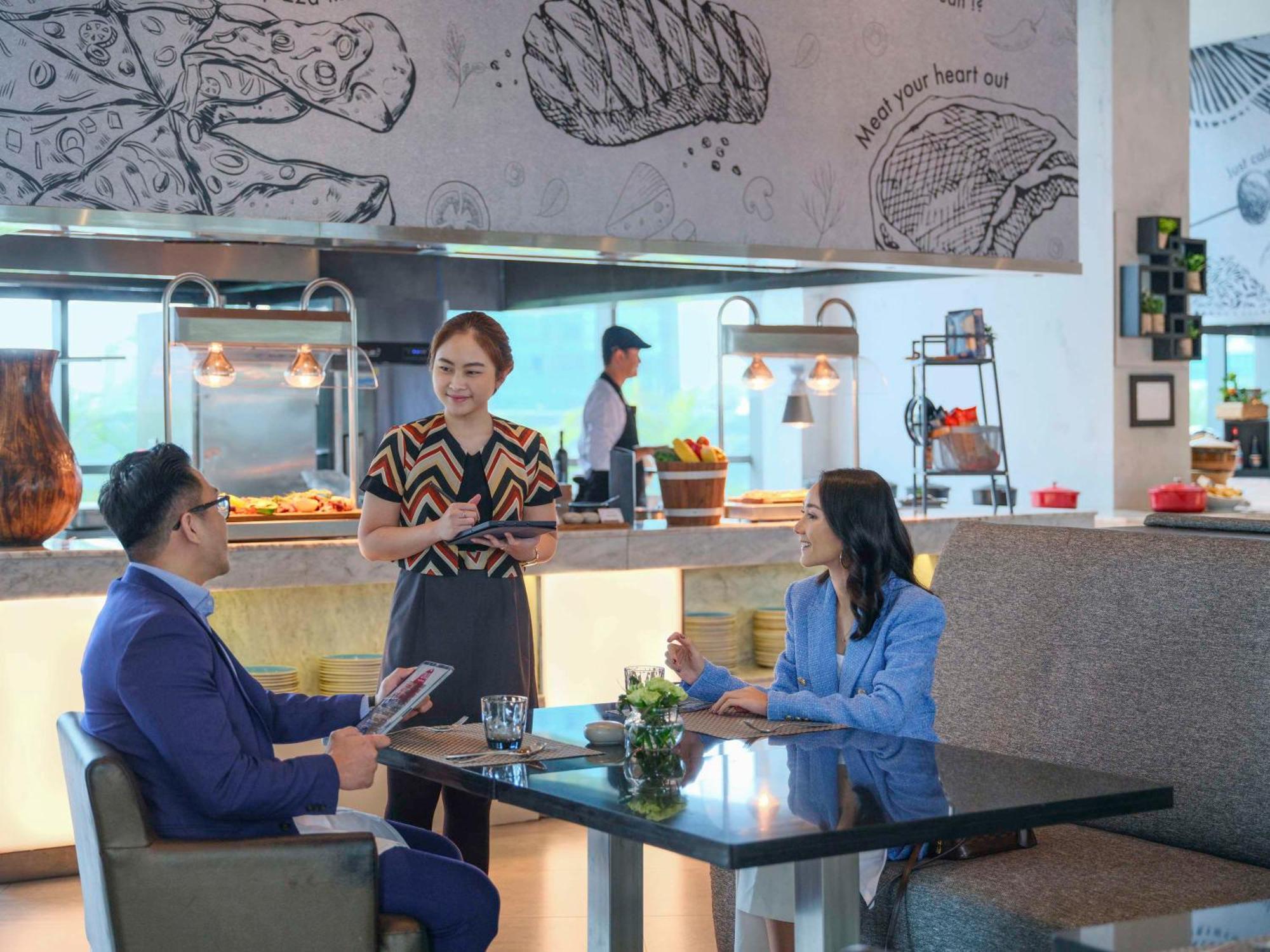 Pullman Jakarta Central Park Zewnętrze zdjęcie A restaurant in a hotel