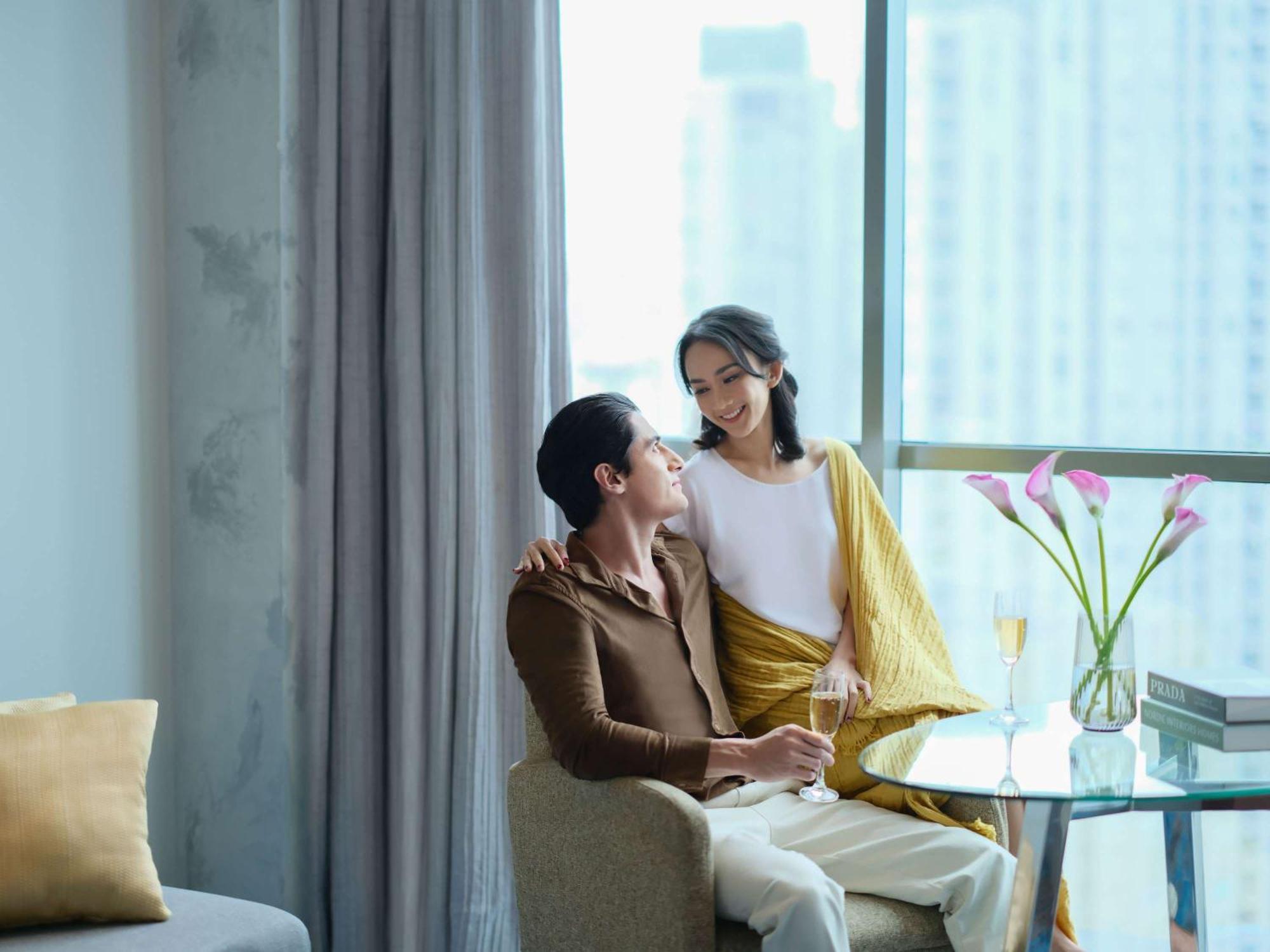 Pullman Jakarta Central Park Zewnętrze zdjęcie A couple in a hotel room