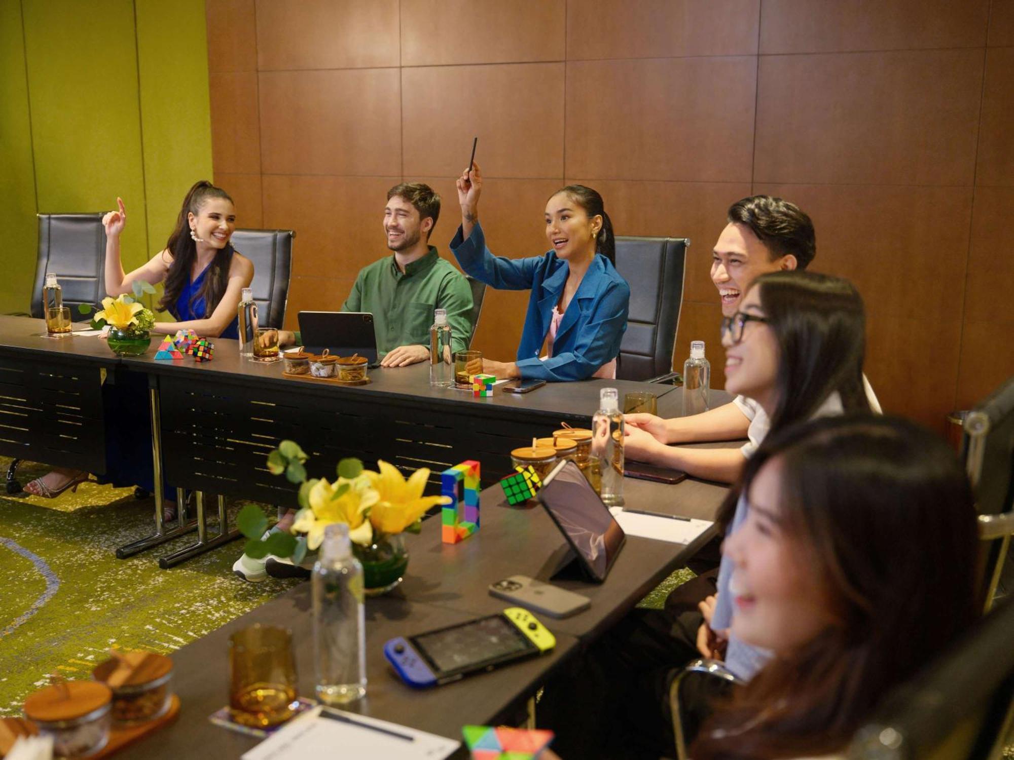 Pullman Jakarta Central Park Zewnętrze zdjęcie The cast of The Gifted at the 2019 WonderCon