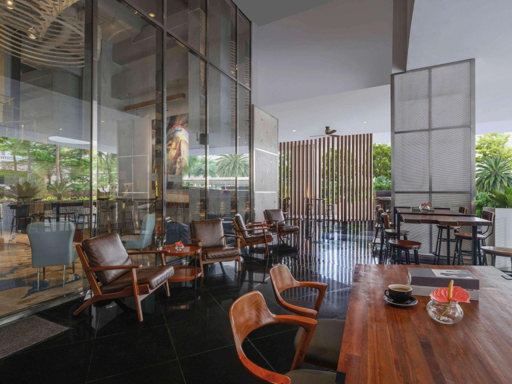 Pullman Jakarta Central Park Zewnętrze zdjęcie The interior of a Starbucks Reserve store in Shanghai, China