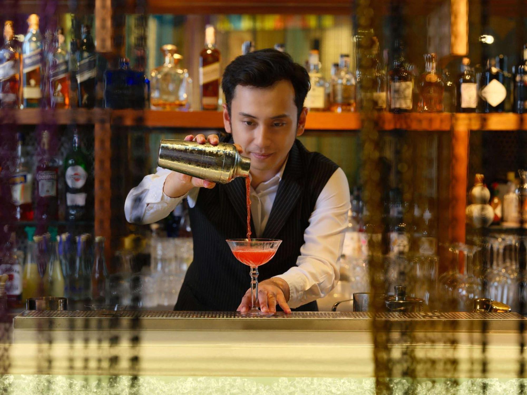 Pullman Jakarta Central Park Zewnętrze zdjęcie A bartender at work