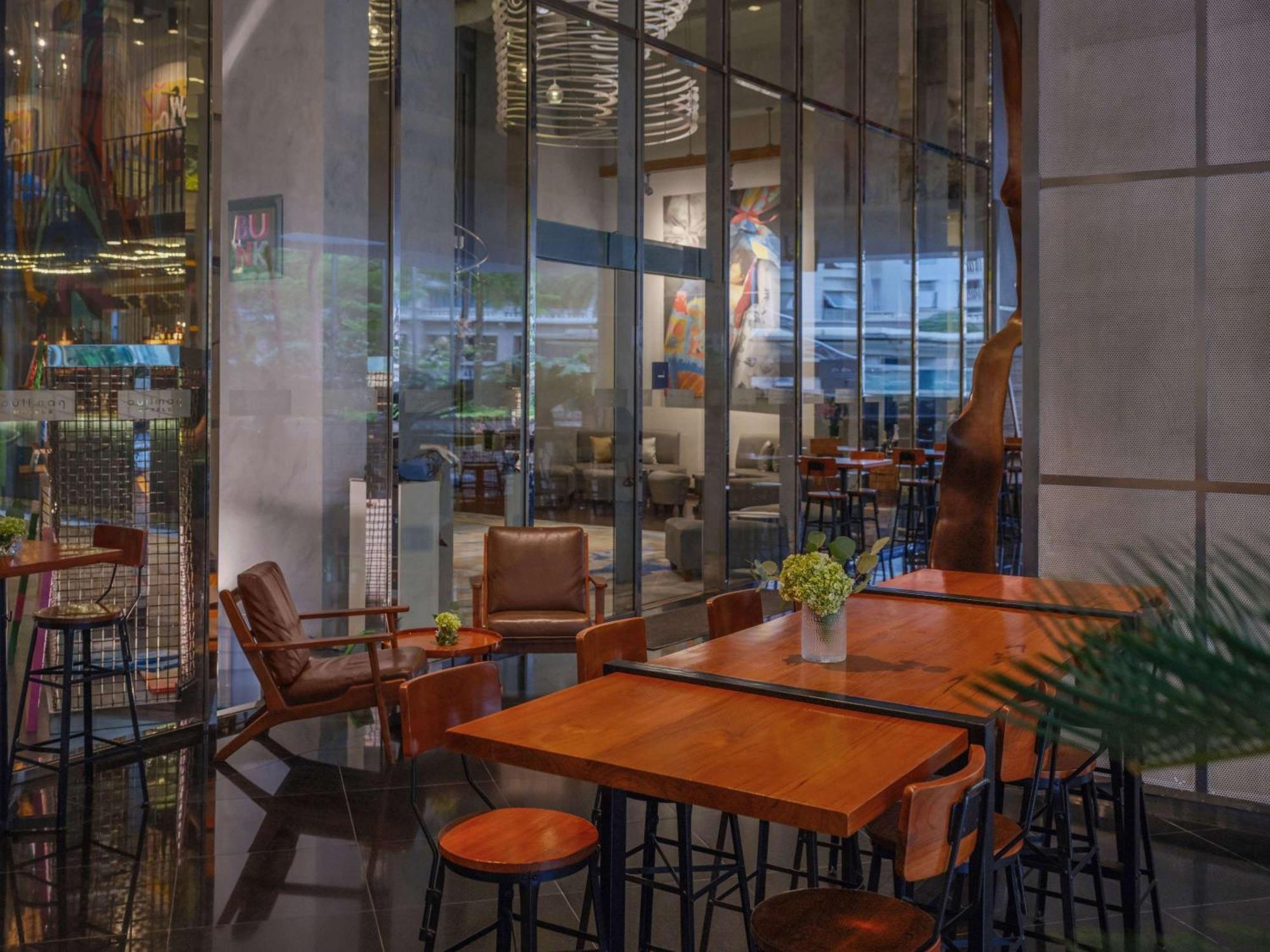 Pullman Jakarta Central Park Zewnętrze zdjęcie The interior of the Starbucks Reserve Roastery in Seattle