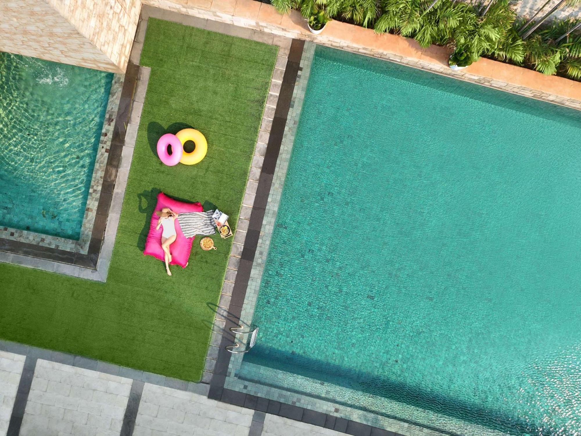 Pullman Jakarta Central Park Zewnętrze zdjęcie Artificial grass for landscaping