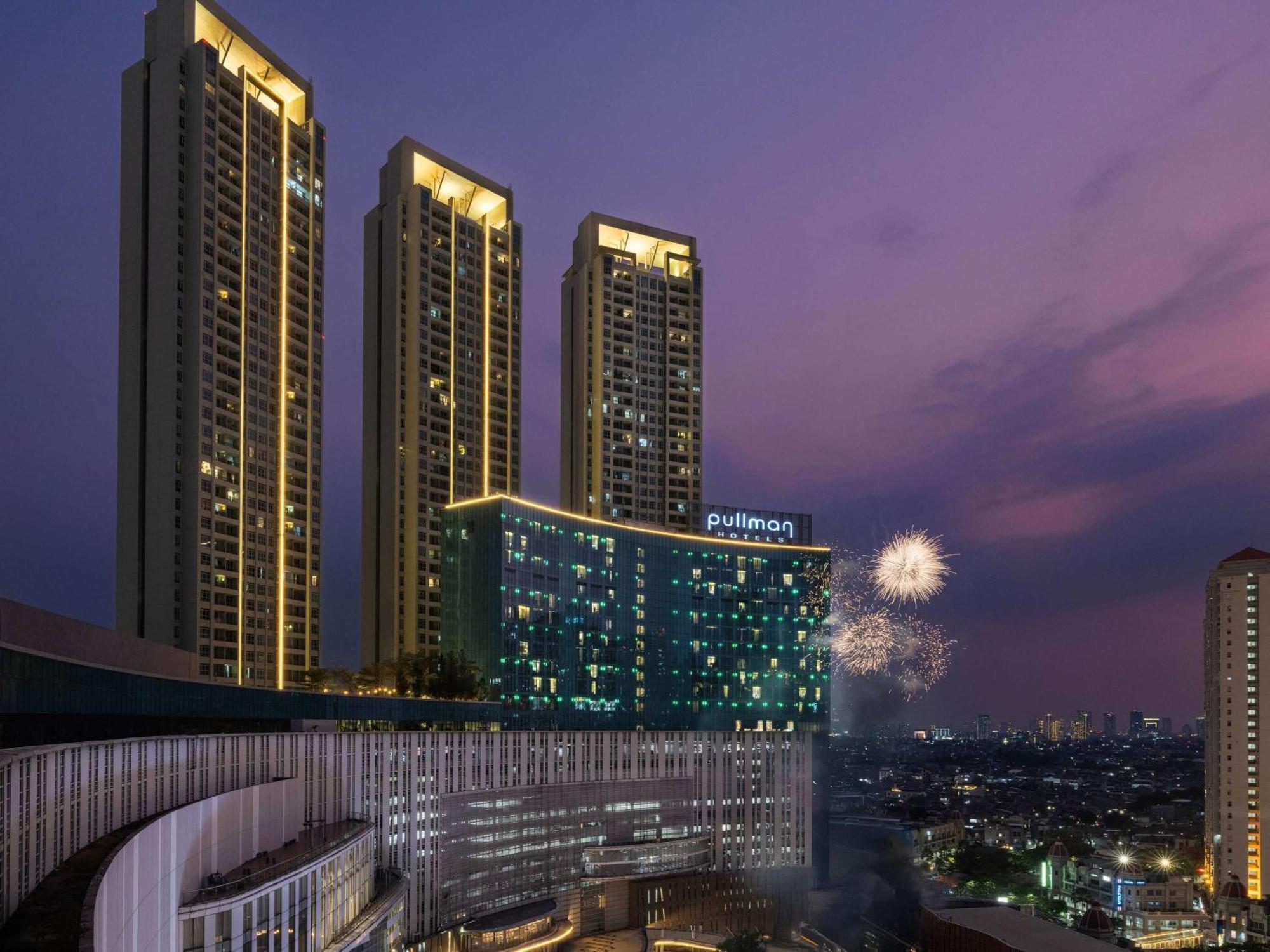 Pullman Jakarta Central Park Zewnętrze zdjęcie The hotel at night