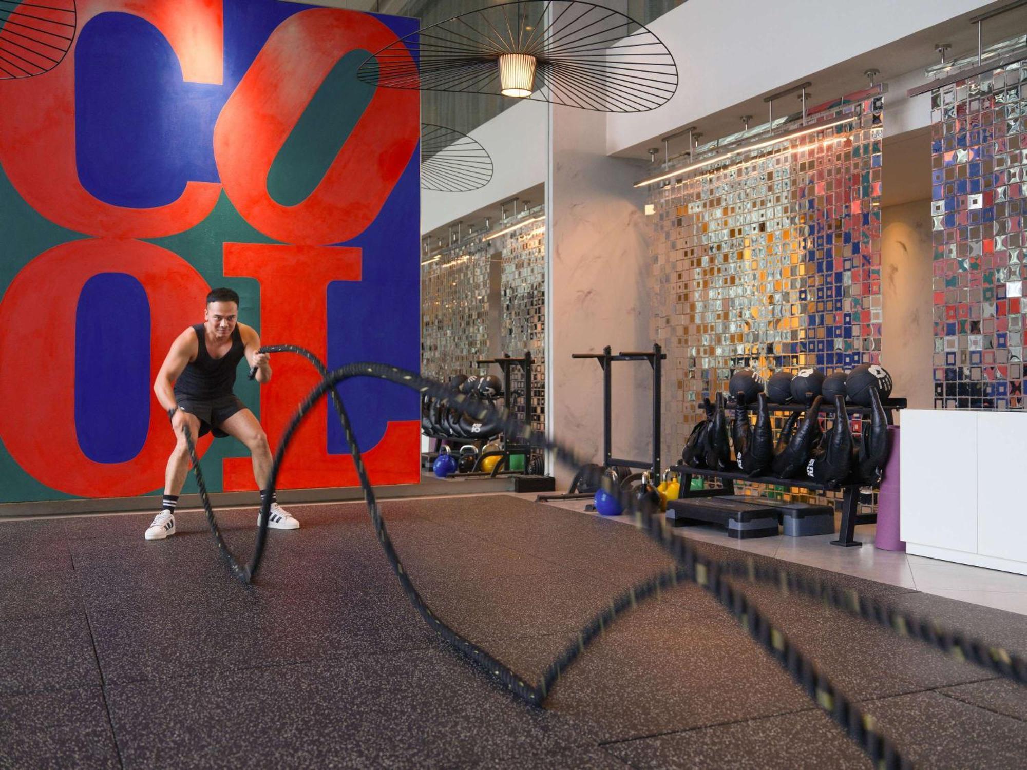 Pullman Jakarta Central Park Zewnętrze zdjęcie The gym at the Standard East Village
