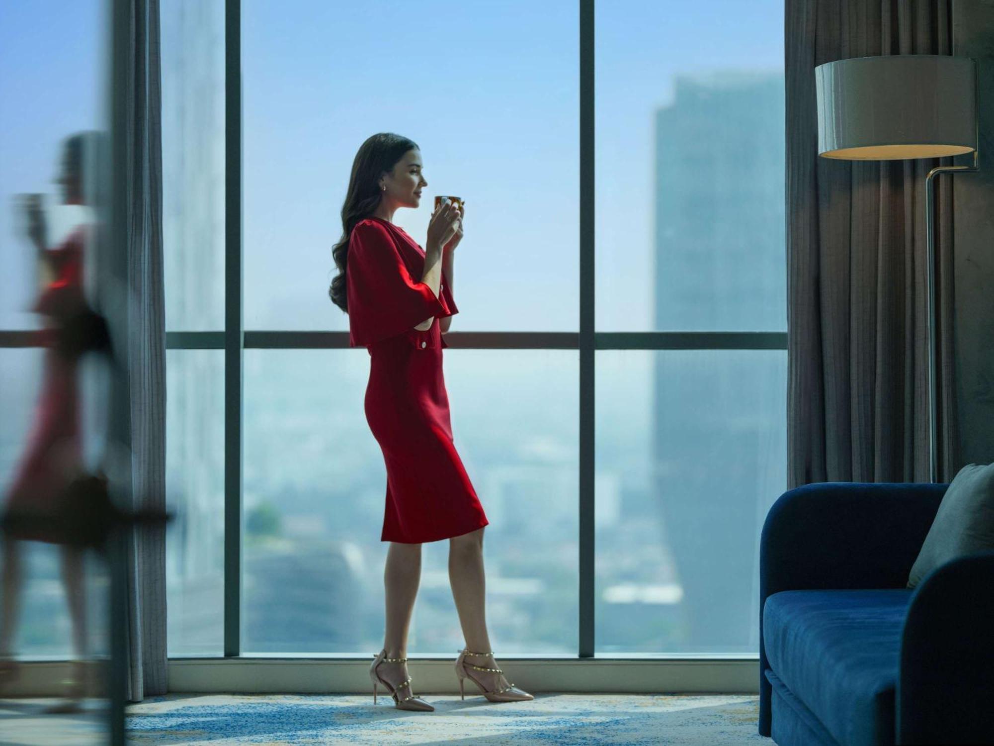 Pullman Jakarta Central Park Zewnętrze zdjęcie A woman in a red dress