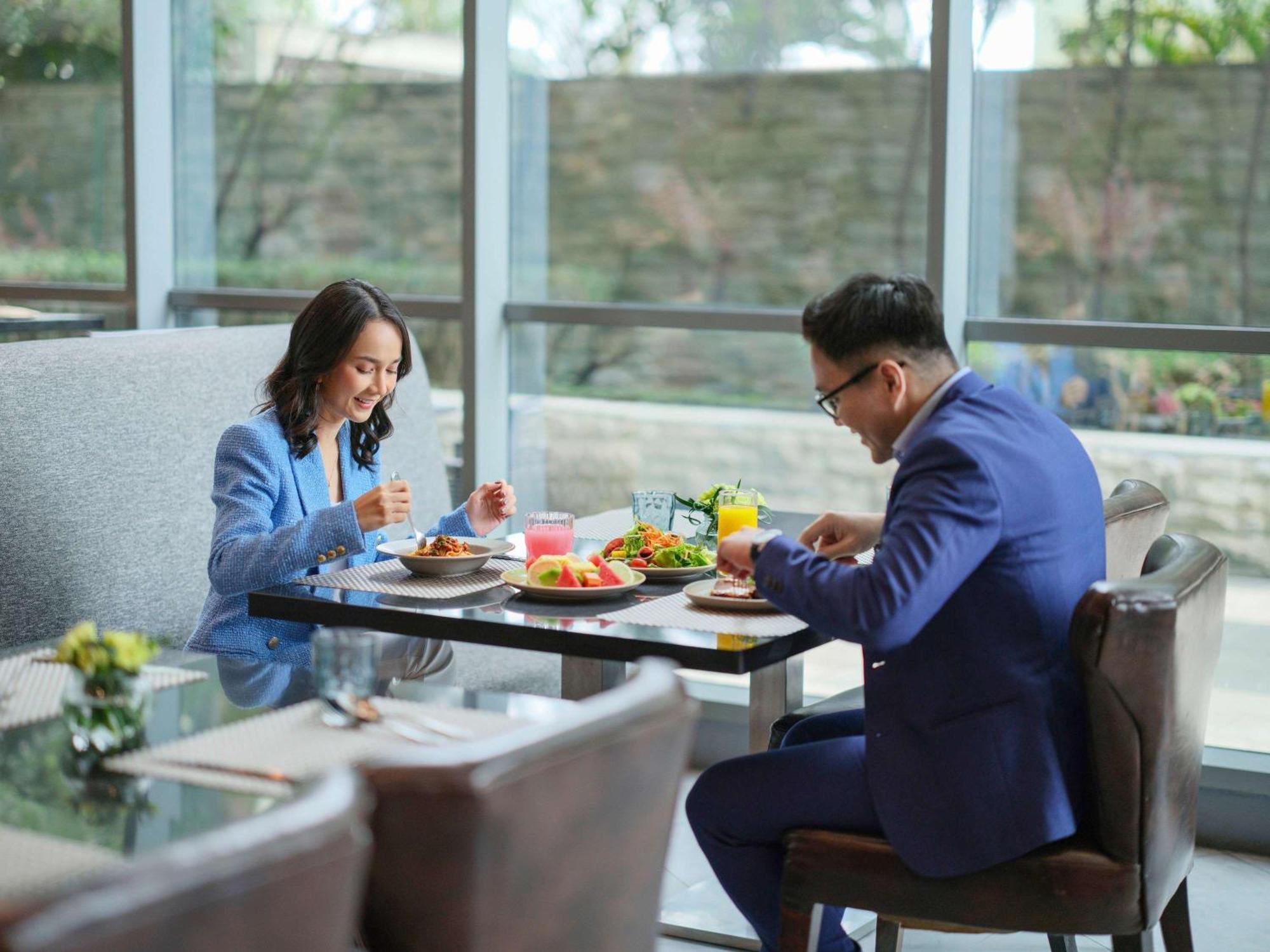 Pullman Jakarta Central Park Zewnętrze zdjęcie A couple eating at a restaurant