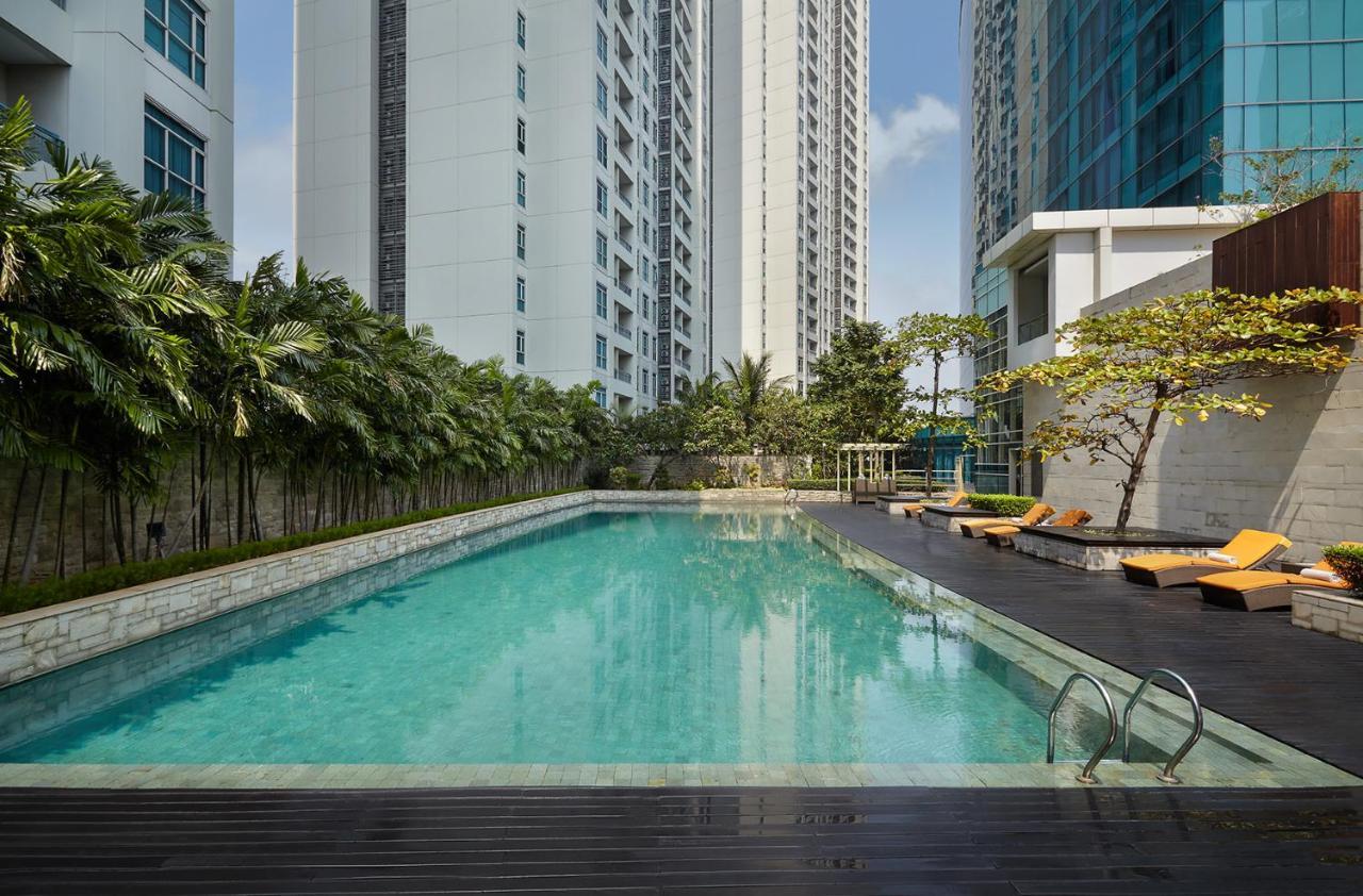 Pullman Jakarta Central Park Zewnętrze zdjęcie The swimming pool at the hotel